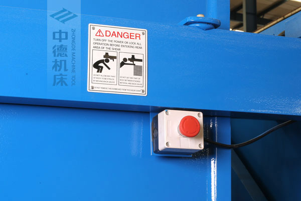ZDSK-1232剪板機(jī)后部緊急停止按鈕,最大程度保障工人安全.jpg ZDSK-1232剪板機(jī)后部緊急停止按鈕,最大程度保障工人安全.jpg