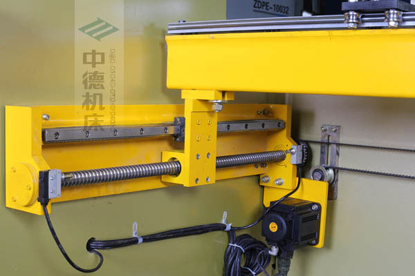 ZDPK-10032X軸配有滾珠絲桿及直線導軌，大功率伺服電機，鋼絲同步帶，能顯著提升X軸定位精度及速度