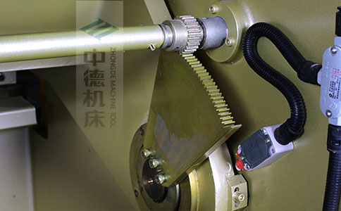 ZDS-840采用高精度刀片間隙調節齒輪,經過淬火高硬度又耐磨,表面鍍鋅不生銹,長年累月使用依然有很高的調節精度.jpg ZDS-840采用高精度刀片間隙調節齒輪,經過淬火高硬度又耐磨,表面鍍鋅不生銹,長年累月使用依然有很高的調節精度.jpg