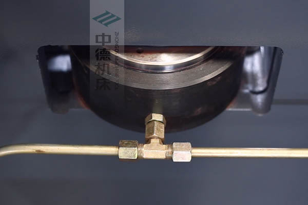 ZDPE8025高精度液壓撓度補償，高品質油缸，有效補償中間位置角度偏差.jpg